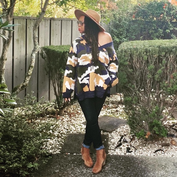 LAST TWO Camouflage Print V Neck - Picture 2 of 6